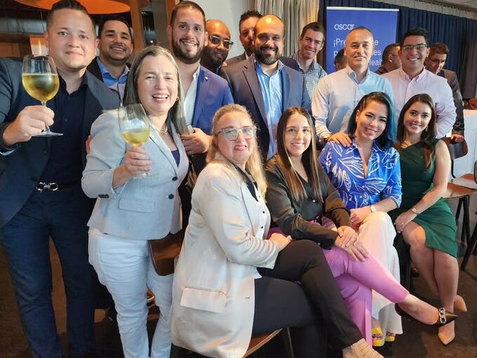 Agentes de NK Insurance brindando en una reunión del equipo
