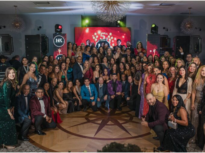 Gala de aniversario de NK Insurance con todo el equipo reunido