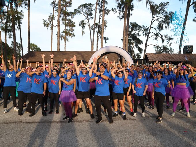 El equipo de NK Insurance en una carrera al aire libre con camisetas de la agencia