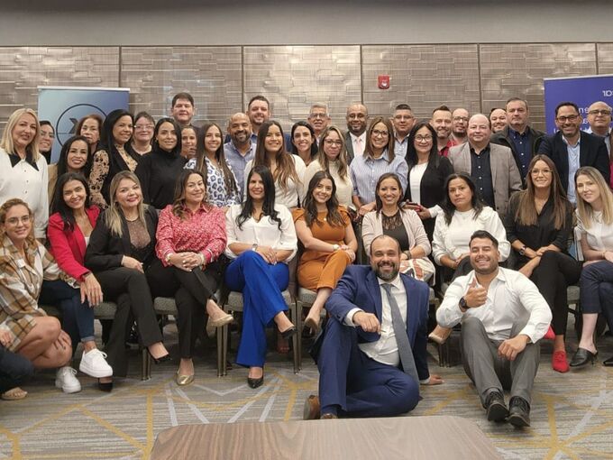 El equipo de NK Insurance reunido en una jornada de actualización