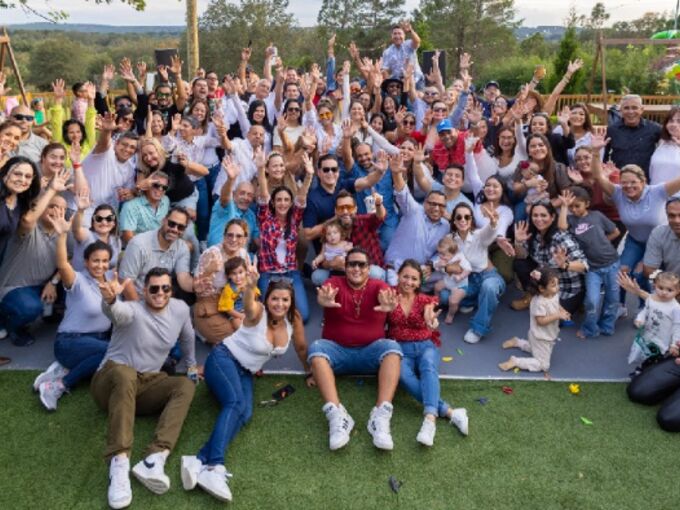 Familias del equipo de NK Insurance en un encuentro al aire libre