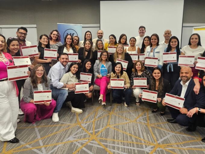 Grupo de nuevos agentes con sus diplomas de graduación